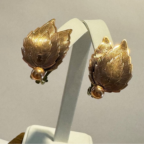 Vintage textured copper double leaf clip on earrings boho nature whimsical - Picture 3 of 7